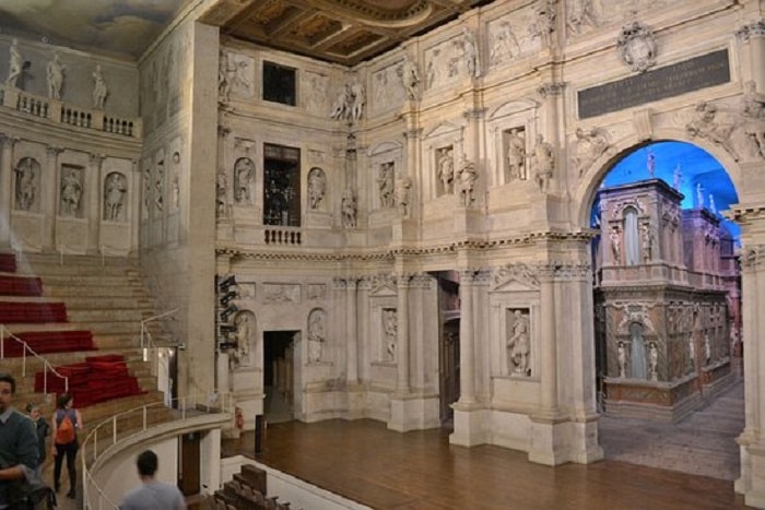 Vicenza'daki XVI. yüzyıla ait Olimpico Tiyatrosu