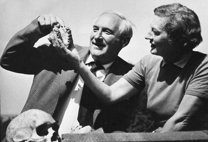 Louis ve Mary Leakey 1961 yılında Zinj, Australopithecus boisei fosiline ait diş ve damağa bakarken