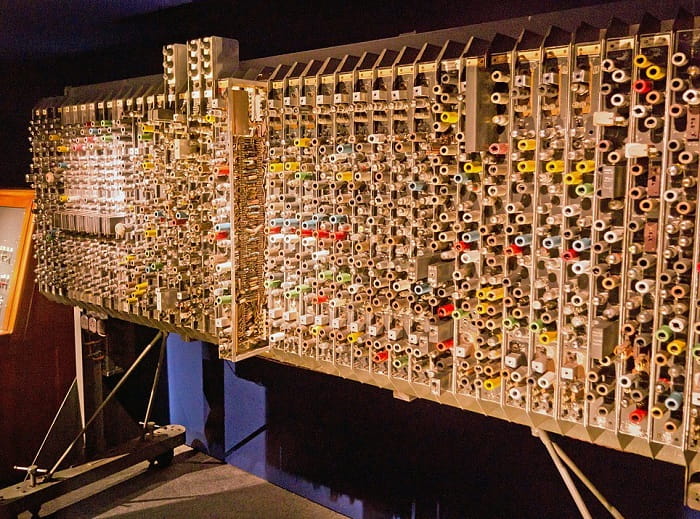 Pilot ACE'nin (Otomatik Hesaplama Motoru) devreleri, yönerge saklayan ilk bilgisayarlardandı. İlk kez National Physical Laboratory, NPL'de 1950'de işletildi.
