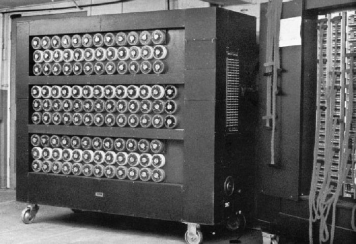 Turing'in özgün bombe makinelerinden birinin önden görünüşü; bombe makineleri Turing'in 1939 yılında Bletchley Park'ta Enigma şifresini çözmek için tasarladığı elektromekanik aletlerdi