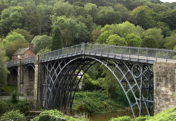 Dünyanın ilk demir köprüsü 1779'da Coalbrookdale'de Severn Irmağı üzerinde yapıldı