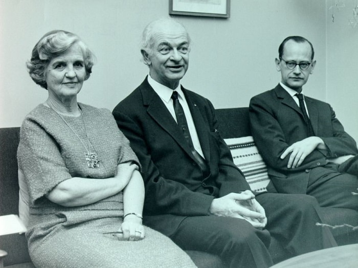 58 yıldan fazla süren evlilik hayatlarında Ava Helen ev işlerini ve evle ilgili sorumlulukları bütünüyle yüklenerek bilimsel çalışmalarına destek vermiş ve ''barış çalışmalarında'' baş işbirlikçisi olmuştu / Linus Carl Pauling