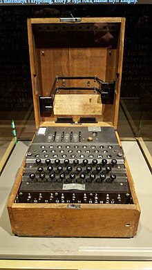 üç-çarklı Enigma şifre makinesi