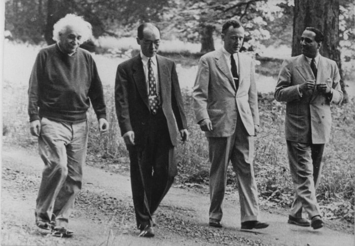 Princeton'daki Marquand Park Albert Einstein, John Archibald Wheeler ve Homi Bhabba, Hideki Yukawa ile yürürken görülmektedir