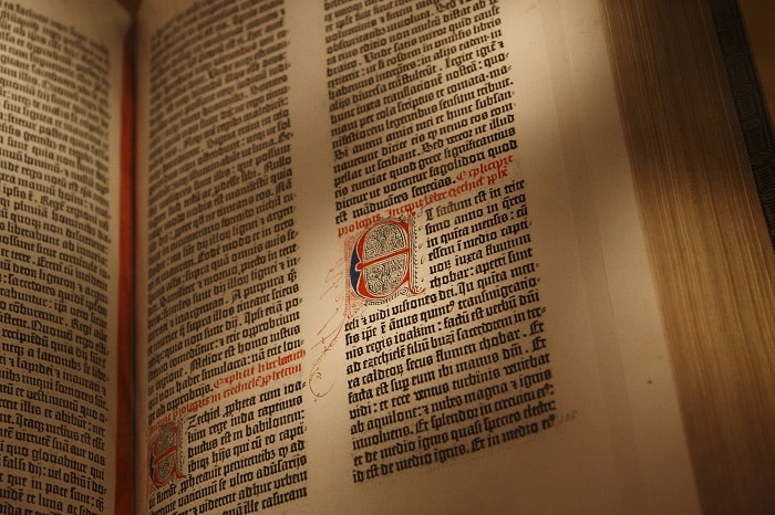 Gutenberg İncil'inden bir sayfası. Gutenberg İncil'in 180 kopyasını yaptı. Kitaplar, 1454'te Frankurt'ta düzenlenen ticaret fuarında ilk kez sergilediklerinde sansasyon yaratmışlardı
