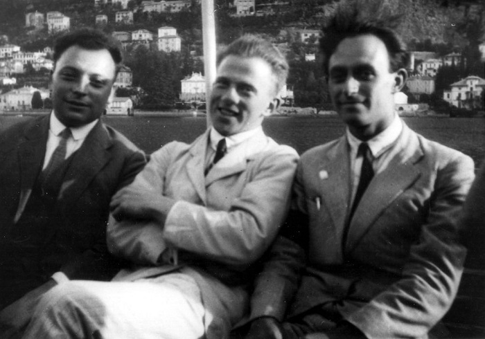 Üç genç fizik dehası Enrico Fermi, Werner Heisenberg ve Wolfgang Pauli 1927'de düzenlenen fizik oturumu esnasında Como Gölü'nde bir teknede. Henüz 27'sine basmış Pauli içlerinde en yaşlısıydı