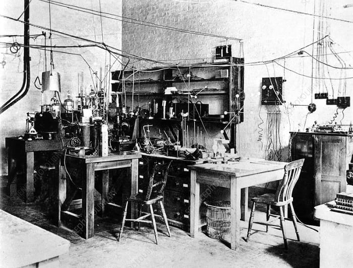 20. yüzyılın başlarında Rutherford'un Cambridge'deki laboratuvarı