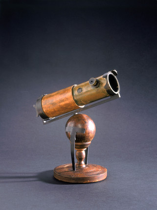 Newton'un yaptığı, 1668'de Kraliyet Cemiyeti'ne gösterilen ilk yansımalı teleskobun bir replikası