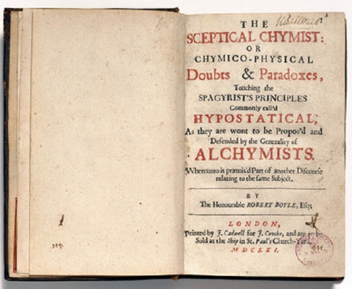 Boyle'ın pek çok kimyacının pratik meşguliyetlerini eleştirdiği ve deneylerinin ''Felsefi açıklaması'' için çağrıda bulunduğu çeşitli konular üzerine diyaloglar içeren 1661 tarihli The Sceptical Chymist adlı eserinin kapak sayfası.