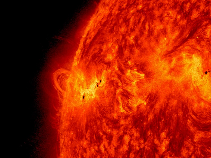 Güneş'in manyetik alanları, yüzeyindeki iyonlaşmış gaz patlamalarına yol açar. Yaylar manyetik alanların biçimini izler