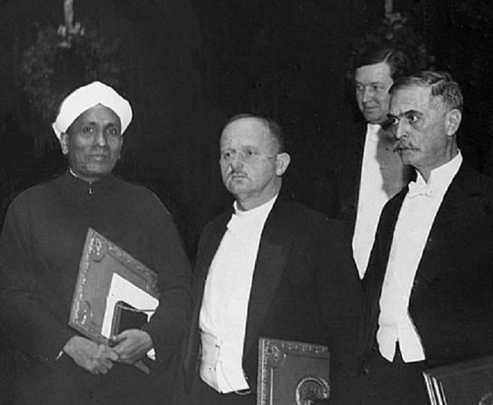 Chandrasekhara Venkata Raman 1930'da Nobel Ödülü alan diğer bilim insanlarıyla birlikte. Raman bilim alanında Nobel ödülü alan ilk Hintli bilim insanıdır.