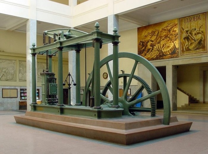 1770'lerde mühendis James Watt tarafından geliştirilen buharlı makine sanayileşmiş İngiltere'de fabrikaların ve madenlerin itici gücü oldu