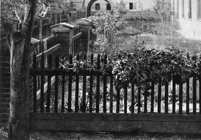 Mendel varyant incelemelerini, 1830'da manastır duvarının yanına yapılan ve bahçenin geri kalanından alçak çalılara (daha sonra fotoğrafta görüldüğü gibi çitle) ayrılan 36x6 metrekarelik deneysel bahçede sürdürdü. 1856-1863 arasında burada 29.000 bezelye yetiştirdi ve inceledi