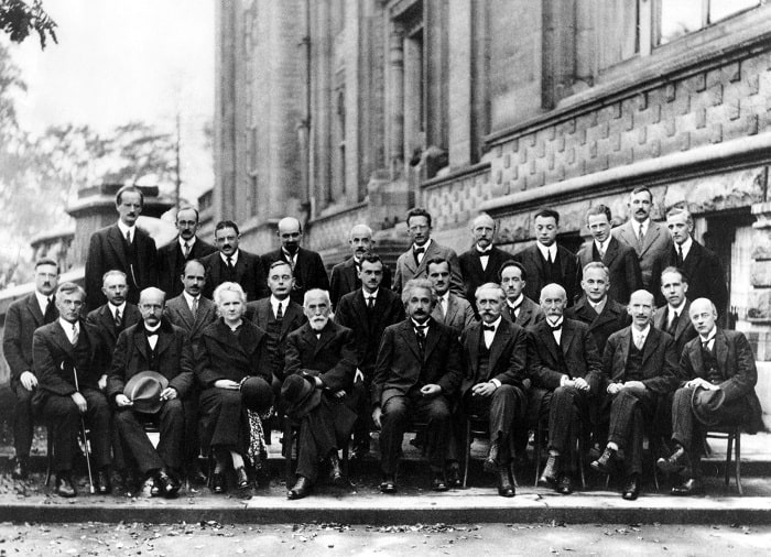 Kuantum teorisinin yaratıcıları 1927 Solvay Konferansı'nda, Niels Bohr, Max Born ve Paul Dirac, Werner Heisenberg, Wolfgang Pauli ve Erwin Schrödinger. Heisenberg