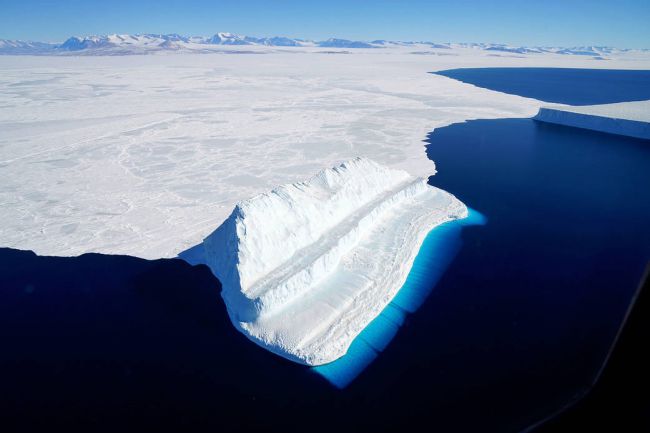 Çoğu sıvı donarken büzülür, ancak su genişler ve buza dönüştüğünde yoğunluğu düşer. Antarktika'nın McMurdo Sound boğazındaki bu büyük buzdağı gibi buzulların suda yüzmesinin sebebi bu eşsiz özelliktir.