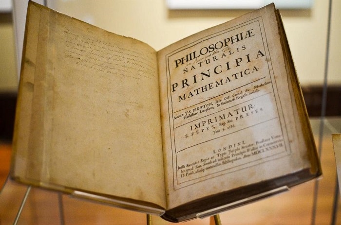 Isaac Newton'un her şeyi anlattığı en büyük eseri Principia Mathematica 3 ciltten oluşuyor