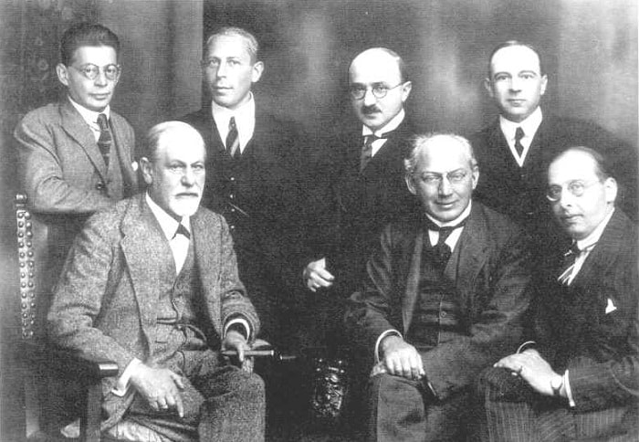 Freud Gizli Komite diye bilinen sadık takipçi grubuyla birlikte. 1912'de oluşan ve 20 yıl sonra dağılan grubun altı üyesi, çoğu psikiyatri değil nöroloji uzmanlığı yapmış olmalarına rağmen Avrupa'da psikanalizin öncü şahsiyetlerindendi