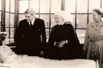 cropped Anenurin Bevan Minister of Health on the first day of the National Health Service 5 July 1948 at Park Hospital Davyhulme near Manchester 14465908720 min