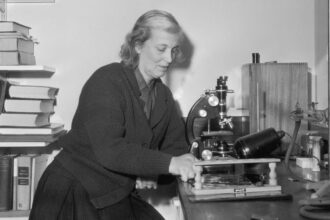 cropped Dorothy Hodgkin laboratory 1964 min