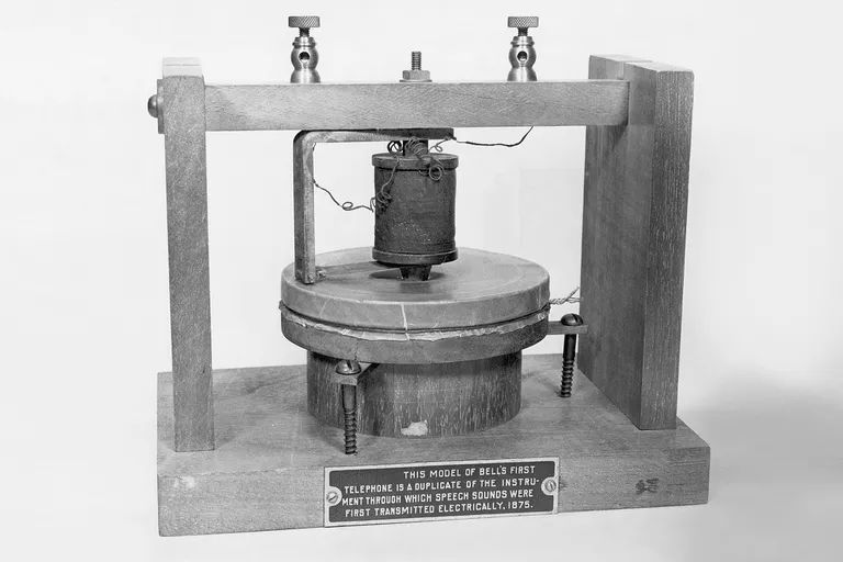  Graham Bell'in ilk telefonu.