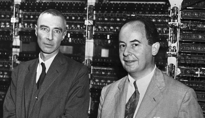 Manhattan Projesi'nin eski direktörü J. Robert Oppenheimer ve John von Neumann 1952 yılında IAS makinesinin önünde