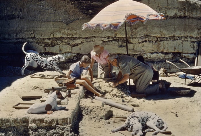 Leakey keşifleri bir aile işiydi. Burada 1960 yılında Louis, Mary ve 11 yaşındaki Philip, Olduvai Gorge yakınlarında iki milyon yıl önce ilk insanların yaşadığı bir siti kazarken