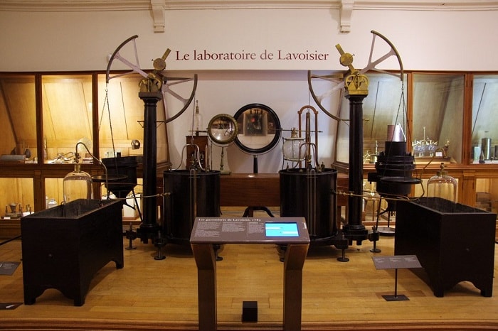 Antoine Lavoisier yaşamının büyük bölümünü bu laboratuvar ortamında geçirdi. Şu an Paris Musee des Arts et Metiers'de muhafaza edilmektedir