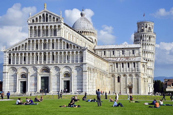 Genç bir çocukken, babası onu Pisa Üniversitesi'ne tıp okumak için gönderdi, ancak Galileo bunun yerine matematik okudu