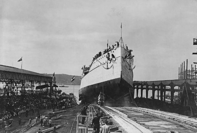 Avusturya-Macaristan Donanması'nın Tegetthoff sınıfına ait bir savaş gemisi olan Tegetthoff SMS, 21 Mart 1912'de Avusturya'nın Trieste kentinde bulunan Stabilimento Tecnico Triestino tersanesinden denize indiriliyor