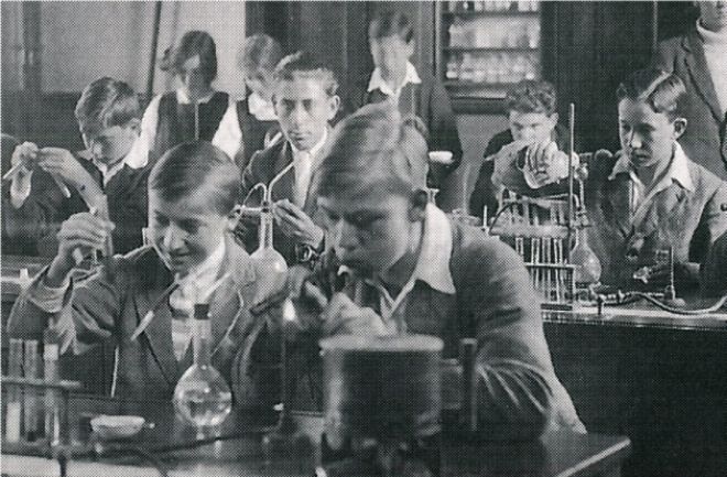 Dorothy Crowfoot Hodgkin çocukluğu kimya dersi