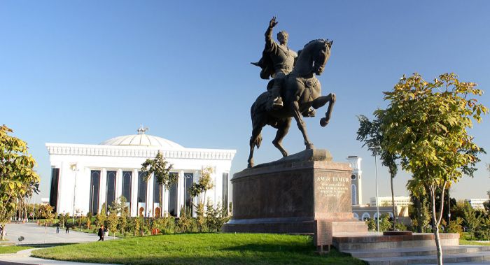 özbekistan taşkent'te timur heykeli