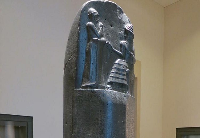 Hammurabi dikilitaşının tepesinde, kralın Mezopotamya güneş tanrısı Şamaş'tan yasaları alırken tasvir edildiği bir oyma yer almaktadır.