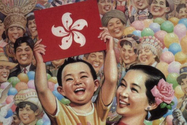 küçük çocuk hong kong bayrağı tutuyor