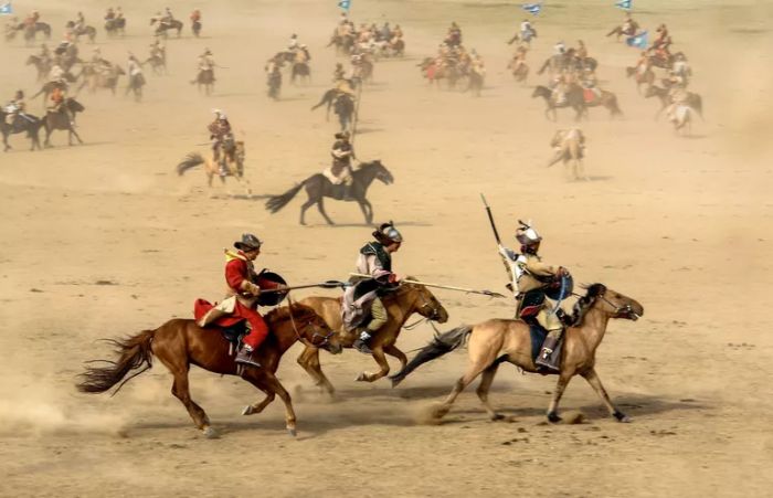 Moğolistan insanları at koşuyor