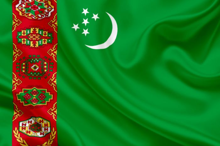 Türkmenistan bayrağında hilal İslam'ı ve beş yıldız da ülkenin bölgelerini temsil eder; yeşil arka planın üzerindeki kırmızı şeritte halı dokumaları ve zeytin çelenk yer alır
