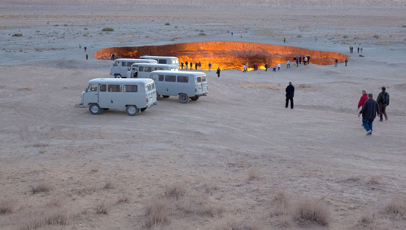 Cehennemi Kapısı, Darvaza (Karakum Çölü, Türkmenistan) Turistler