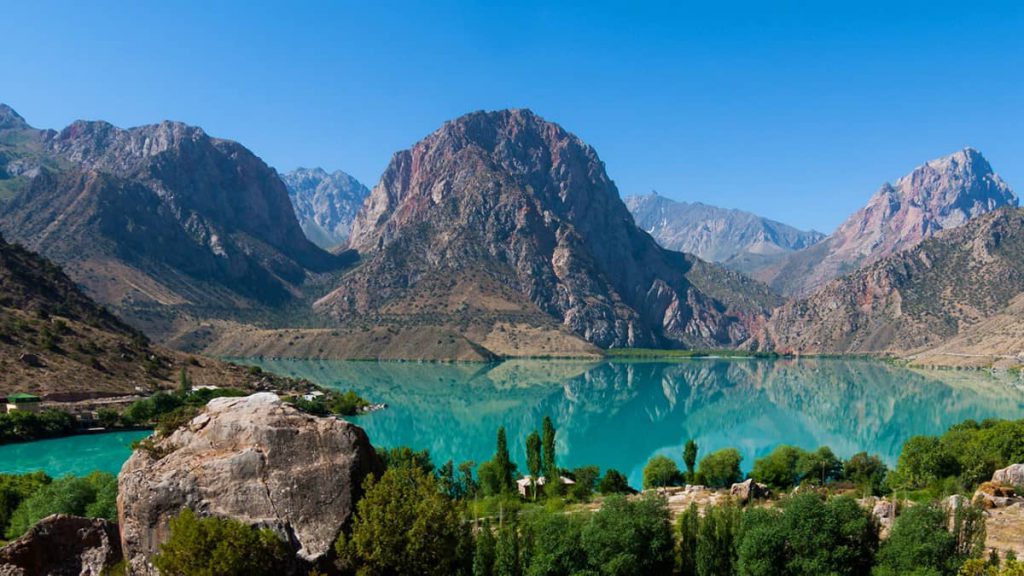 Tacikistan'da bir göl ve dağ