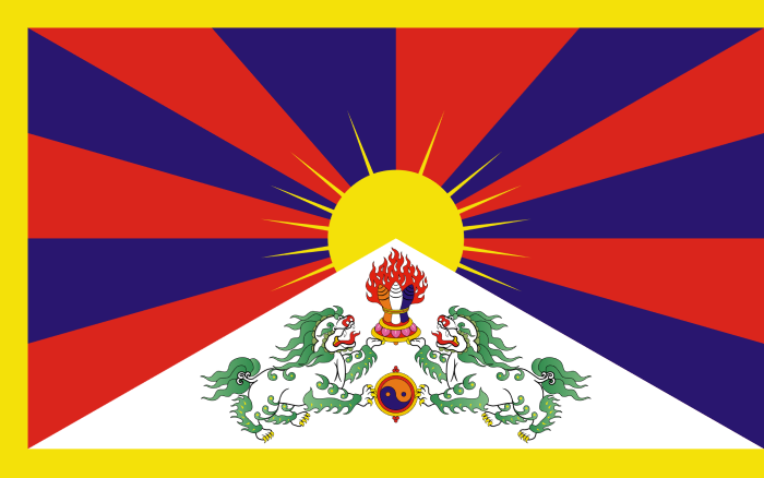 Tibet bayrağında 12 ışın Tibet kabilelerini, beyaz üçgen Himalaya dağını, sarı çerçeve Budizm'in yayılışını, iki kar aslanı ruhani ve dünyevi liderin harmonisini ve Güneş özgürlüğü simgeler ve mutluluğu simgeler