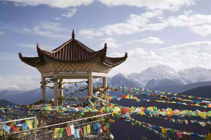 Tibet Çin özerk bölgesi Budist tapınağı ve bayrakları