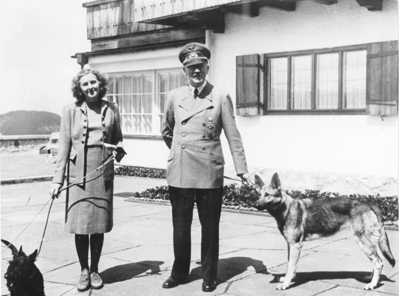 Hitler, Eva Braun ve Blondi ile beraber.