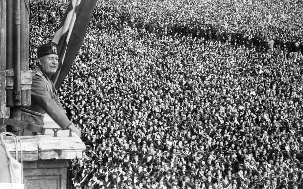 Bento Mussolini, diktatörlüğünde Roma'daki kalabalığa hitap ediyor