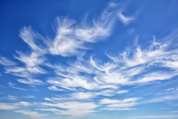 ince Sirüs bulutları mavi gökyüzünde