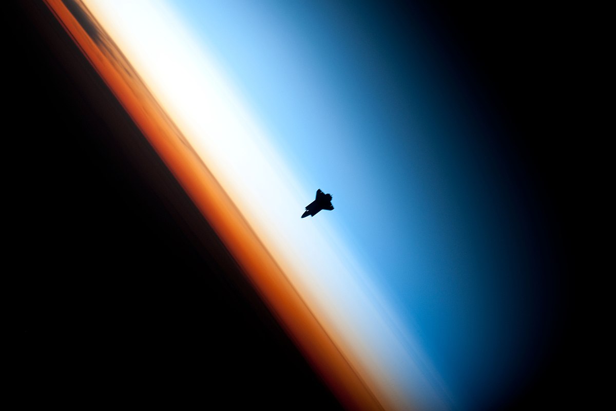 atmosfer katmanlarından mezosferden geçen Endeavour uzay aracı