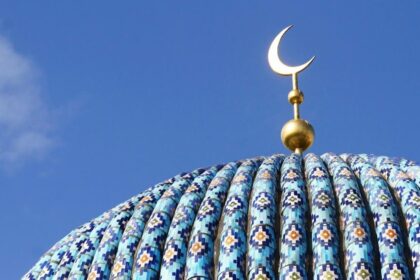 hilal sembolü camii tepesinde görünüyor