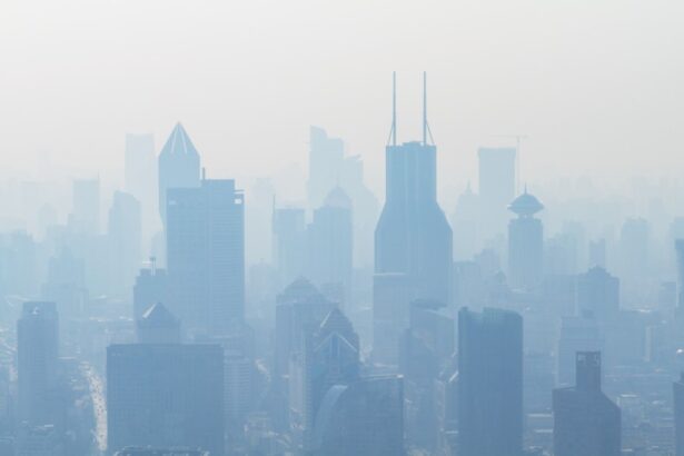 hava kirliliği şehir silüetini kaplamış