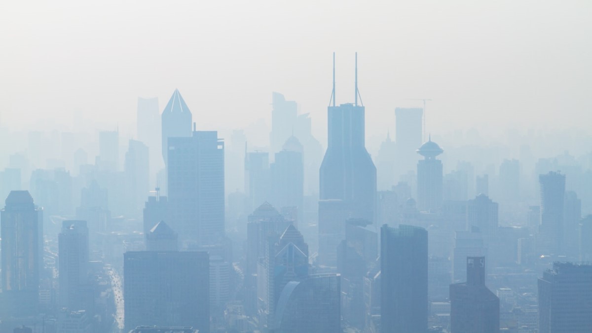 hava kirliliği şehir silüetini kaplamış