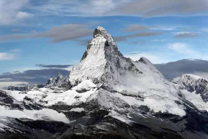 Alpler'deki Matterhorn dağının dört ayrı yüzü buzullar ile şekil buldu