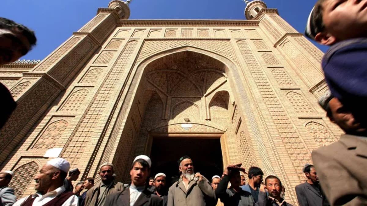 uygur müslümanları sincan'da bir camiden çıkıyor