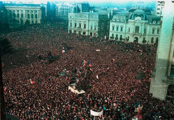 22 Aralık 1989'da binlerce kişi miting çağrısı üzerine Bükreş'i doldurdu, Elena ve Çavuşesku o gün şehirden kaçtı