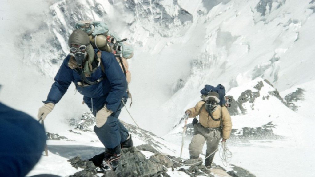 Edmund Hillary ve Tenzing Everest Dağı'na çıkan ilk insanlar oldular
